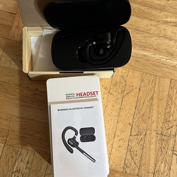 NWT Bluetooth ear piece for cell phone and computer use. - Picture 2 of 4